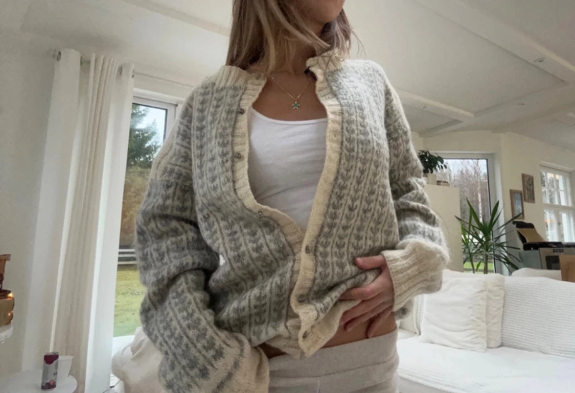 Grå och beige stickad kofta med mönster