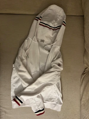 Mobcler hoodie - Monclet hoodie använd ett fåtal gånger men som ny. Går att skanna. Pris kan diskuteras vid snabb affär