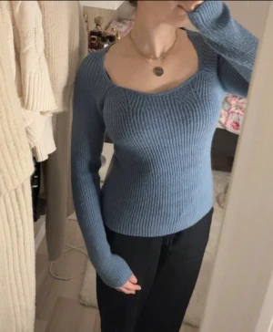 Blå stickad kofta - Jätte fin och mysig kofta men aldrig kommit till användning tyvärr