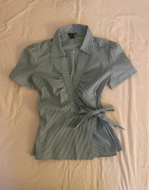 Skjortblus - Randig Skjortblus i figursydd form med knytbar rosett, strl M