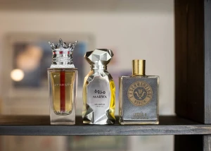 Parfym splitt, Dynasty Marwa Leder 6 - 3 / 5 / 10ml - 20 / 30 / 50kr Lattafa, Dynasty - En riktigt fin mix av te, kryddor och frukt, helt oslagbar kvalitet för priset.    3 / 5 / 10ml - 30 / 45 / 75kr Arabiyat Prestige, Marwa - en av de bästa dupesen på LV Imagination. Ren och fräsch med citrus, te och ingefära.   3 / 5 / 10 / 30ml - 70 / 100 / 170 / 450kr J.F. Schwarzlose Berlin, Leder 6 - En av de bästa läderdofter jag testat, mjuk och fin med kryddor, rökelse, fruktighet och sötma.