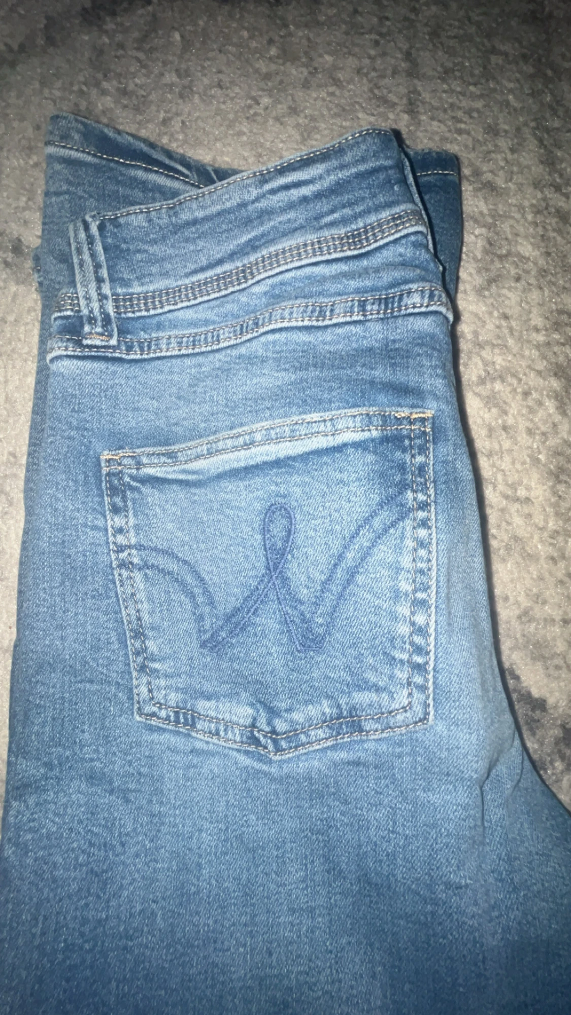 Blå jeans med broderad bakficka - 1