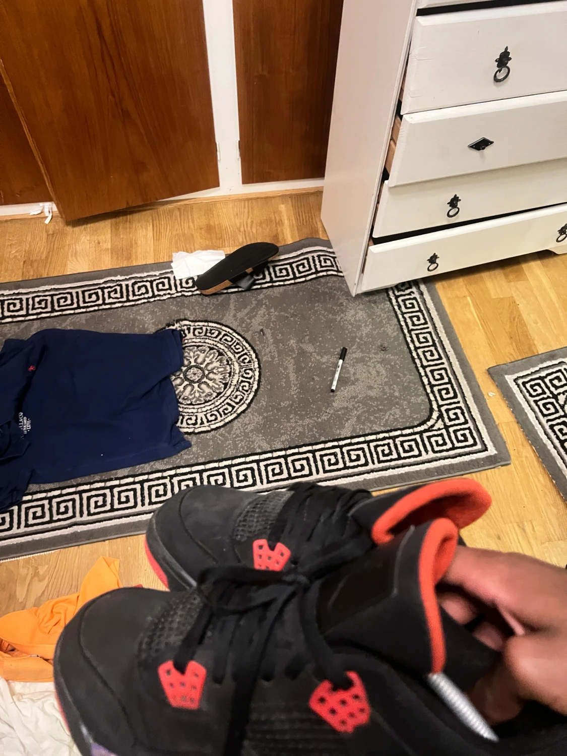 Svarta Nike Jordan 4 med röda detaljer - 1