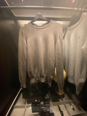 Brun stickad tröja Gran Sasso - Snygg brun stickad tröja från Gran Sasso, tillverkad i Italien. Tröjan har rund hals, långa ärmar och ribbade muddar vid ärmslut och nederkant. Perfekt för dig som gillar klassisk och stilren design med en mjuk känsla. Liten defekt vid ena armhålan men märks inte vid användning, annars är skicket mycket bra! Storlek: 46/S vilket passar någon mellan 170-180! Nypris på cirka 2000!