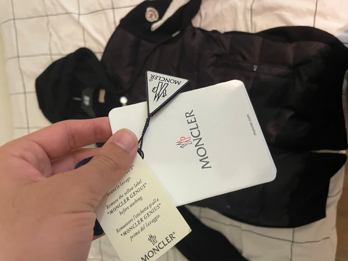 Svart Moncler pufferjacka med huva - 2