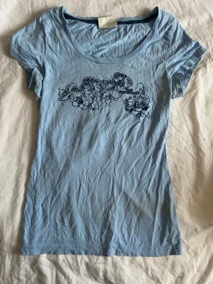 T-shirt med tryck  - Ljusblå T-shirt med blommigt tryck från Peak performance🪽 Storlek S, tajt passform och i bra skick🤍