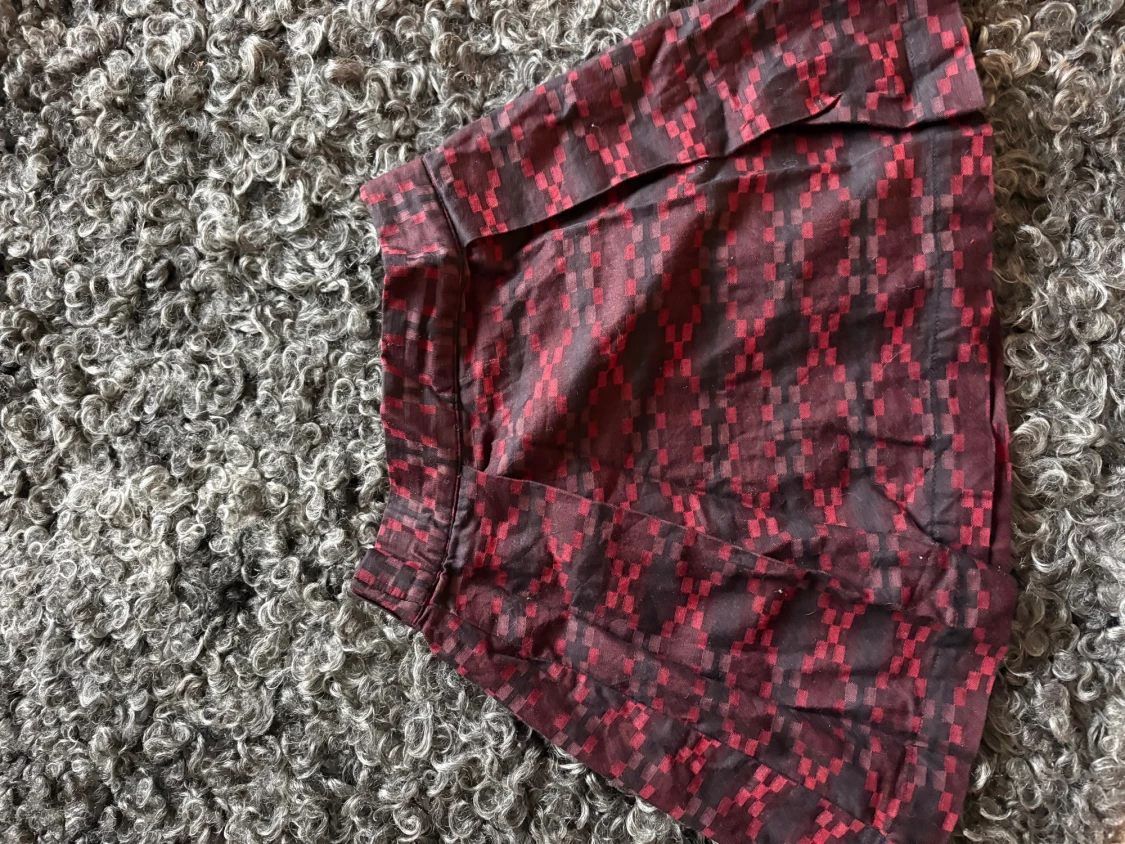 Röd rutig med svarta detaljer kortkjol från LIVLY - 2