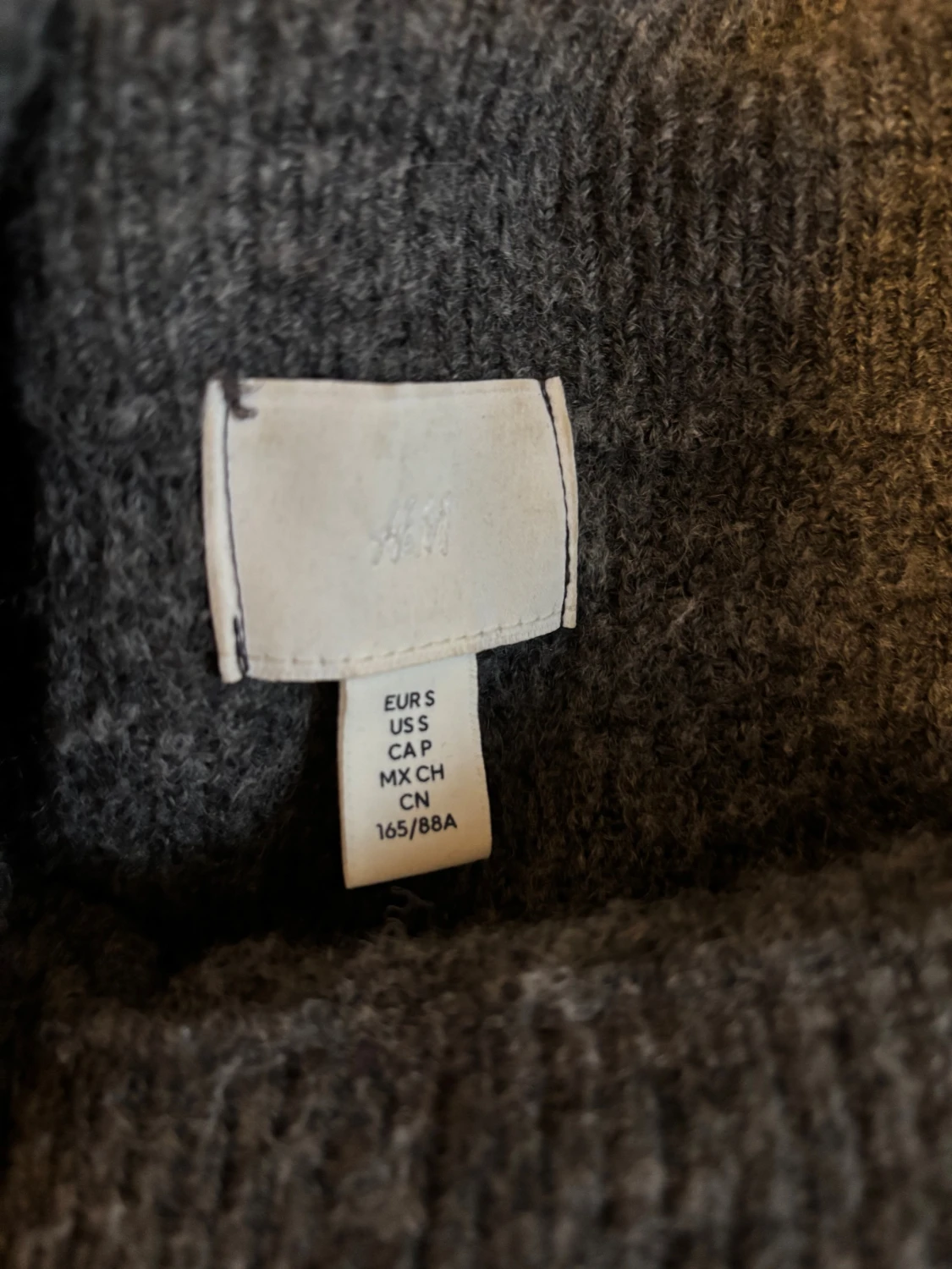 Mörkgrå stickad offshoulder tröja H&M - 2