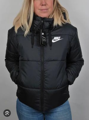 Svart pufferjacka från Nike vändbar - Svart pufferjacka från Nike som går att vända ut och in å använda åt andra hållet med. Den är slät om man vänder den och har fickor på båda sidorna. Fint skick!!