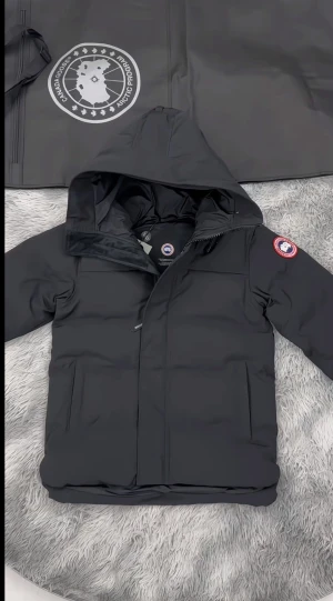 Canda goose jacka  - Canda goose jacka storlek S hos oss på Steelo_marknad 