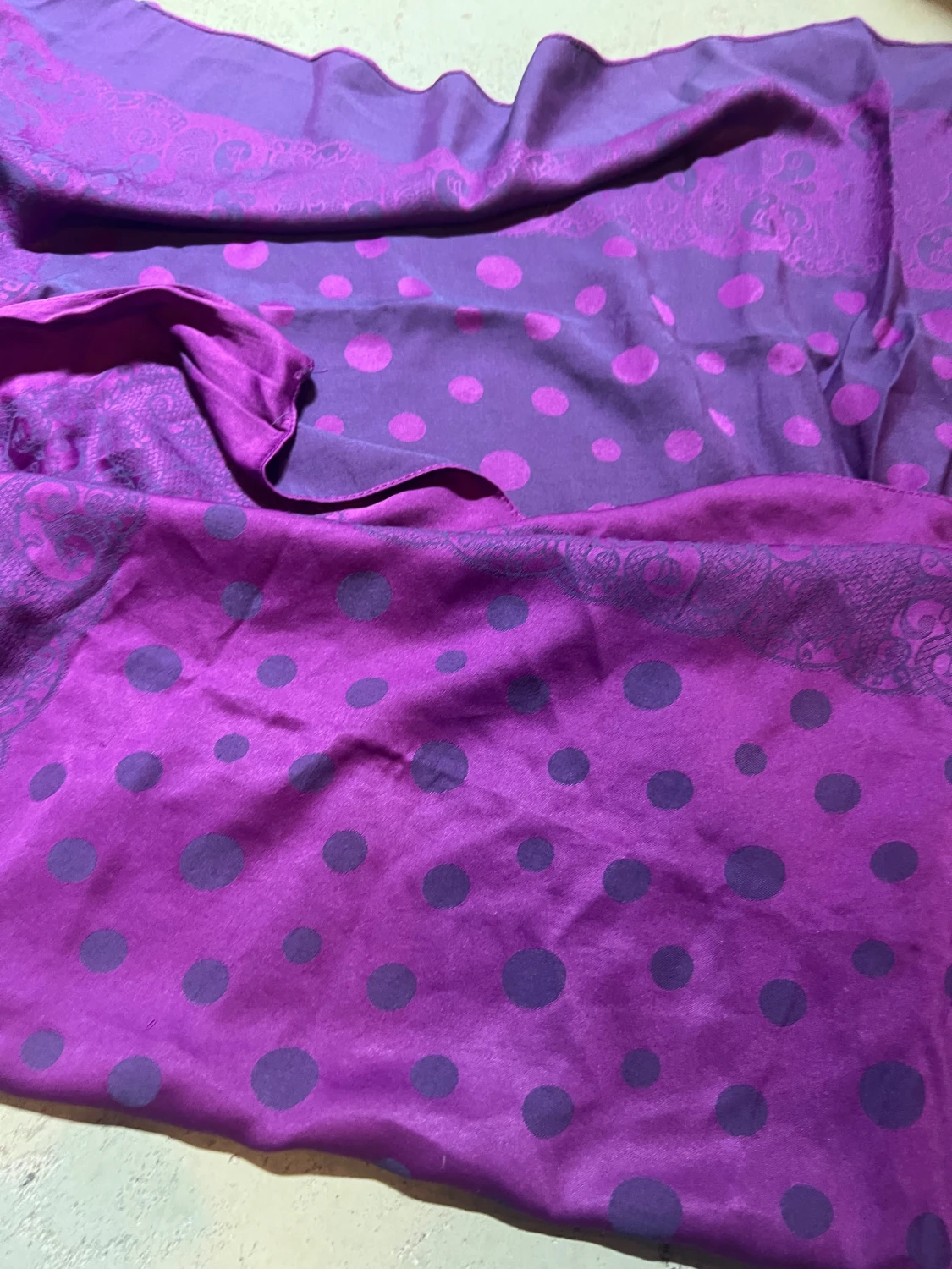 Lila prickig halsduk i silke - 1