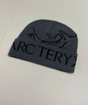 Arcteryx Mössa - Säljer en helt ny mössa oanvänd, storlek One Size. Fraktar snabbt inom 24h efter köp. Kan även hämtas i Haninge. Skirv gärna vid fler frågor.