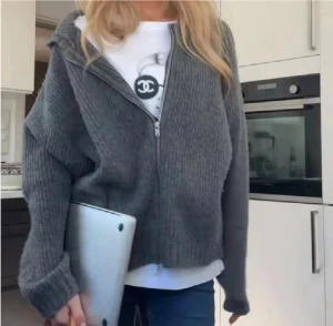 Stickad cardigan BikBok - Grå stickad zip up hoodie från bikbok. Har råkat klippa av lappen så det står ingen storlek i men jag skulle säga att den är en M men passar mig som har S om man vill att den ska sitta lite större. ( inte mina egna bilder, men den ser exakt likadan ut som på bilderna )