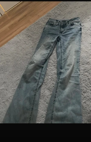 jeans - säljer dessa fina jeans ifrån nelly i storlek 34. de är lite sönder längst ner som ni ser på sista bilden men inget som syns speciellt mkt ❤️