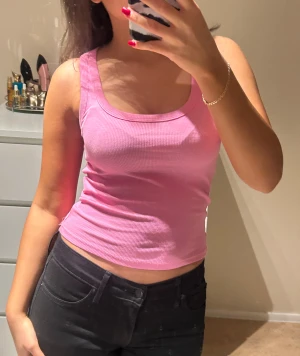 Rosa ribbad linne från Zara - Ribbad rosa linne/topp från Zara i storlek S! Toppen är två år gammal!