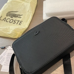 Lacoste bag - Köpt på Lacoste hemsida för 2150kr, säljer pga att jag aldrig använder så skicket är i princip nytt…