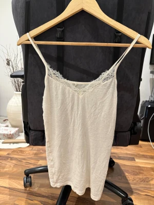 Intimissimi linne  - Jättefint linne med spetsdetaljer från Intimissimi i storlek S