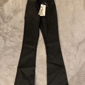 Flared skinnbyxor - Jättesnygga flared skinnbyxor i storlek XS/30. Prislappen är kvar så aldrig använda. 