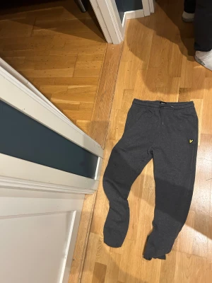 Mörk gråa lyle and scott mjukis - Mörk gråa Lyle and scott mjukisar, storlek 14/15 år använt ett par gånger