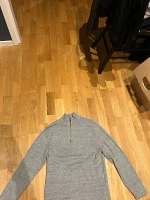 Grå zip hoodie - Grå zip hoodie i använt skick, storlek xs