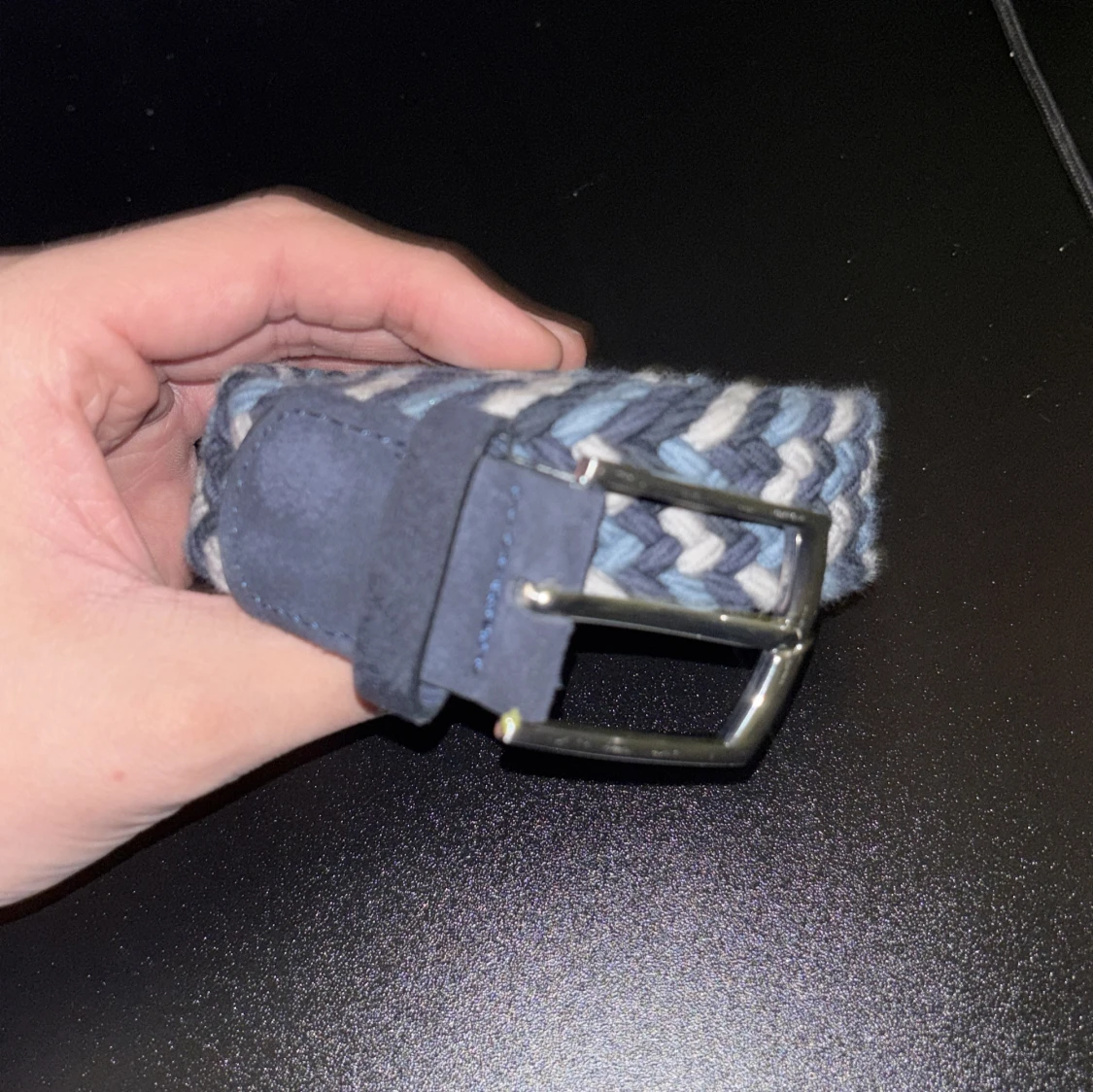 Randigt blått och vitt flätat bälte