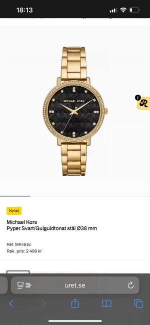 Michael Kors Pyper svart/guld klocka - Snygg Michael Kors Pyper klocka med svart urtavla och guldfärgat stålarmband. Urtavlan har MK-mönster och glittriga stenar vid varje timmarkering. Runt boetten sitter en rad med små kristaller som ger extra bling. Diameter 38 mm, stilren och modern design. Tre länkar+ de små ”pinnarna” till de följer med i den lilla påsen som visas på bilden. Original förpackning, lappen som satt på klockan samt den lilla instruktionsboken. Ursp. Pris 2400 kr. Jag har handledsomkrets 14 cm. Sitter perfekt.