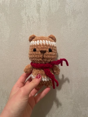 pepparkaks björn med halsduk  - virkad pepparkaksbjörn med halsduk. barnsäker. ungefär lika stor som en hand 