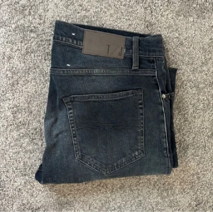 Tiger of Sweden jeans - Snygga svarta/gråa jeans från Tiger of Sweden med klassisk femficksdesign. Modell: Pistolero. Storlek: 30/32