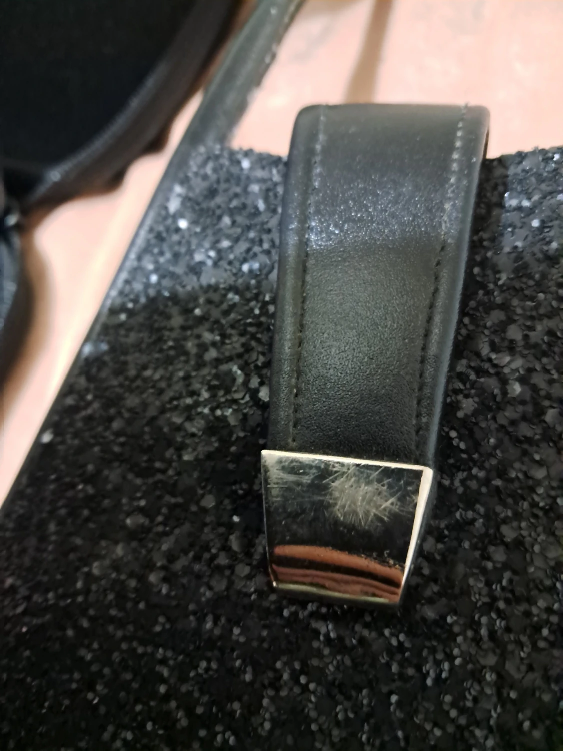 Svart glittrig handväska med skinnrem - 3
