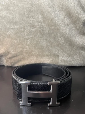 H bälte  - Säljer h bälte som kommer med box och påse😀