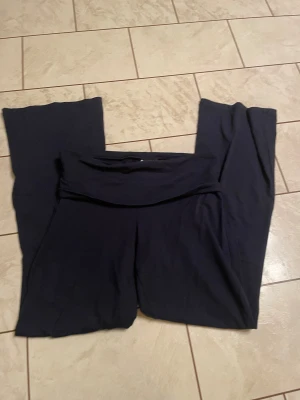 Yoga byxor Gina  - Mörkblåa yoga byxor från gina, är tyvärr lite korta på mig🙃 storlek s🥰