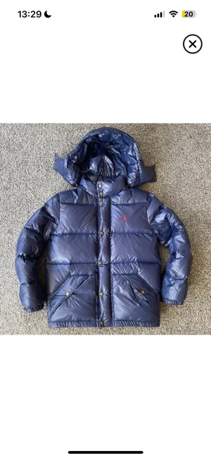 Glansig ralph lauren jacka - Checka in resten av mina jackor!                    Riktigt snygg glansig Ralph lauren jacka perfekt nu för vintern. Jackan är i väldigt bra skick! Storleken är L ungdom passar xs herr.