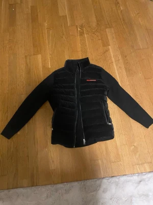 Prada Jacka - Säljer min Prada vår/höstjacka i storlek S. Skriv gärna om ni har funderingar!