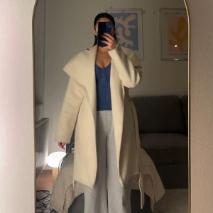 Vit kappa - Säljer en vit kappa från Bik Bok🌸🌸🫶🏽🫶🏽