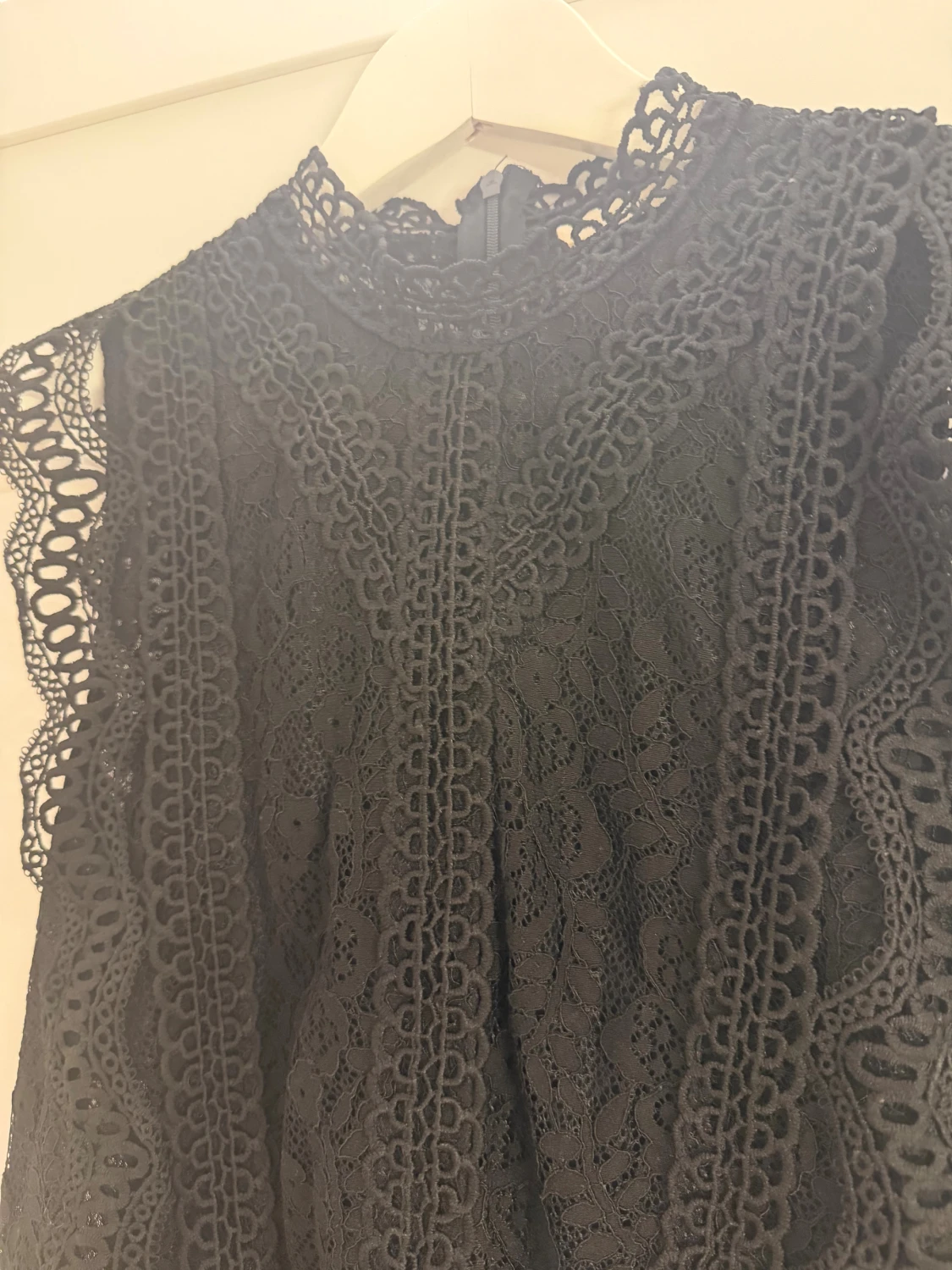 Svart spetsblus med hög krage - 1