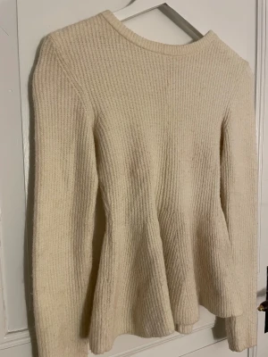Stickad tröja  - Säljer en beige stickad tröja från H&M i storlek S. Jättemysig.