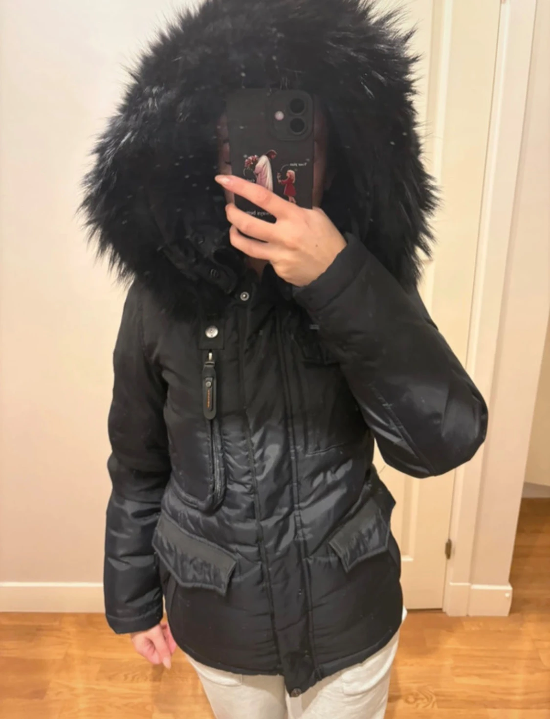Svart pufferjacka med pälsluva