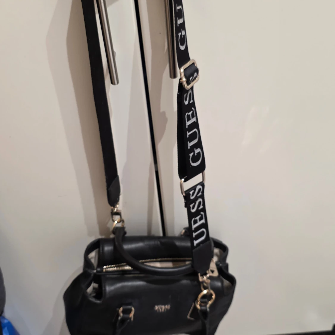 Svart handväska från Guess - 4