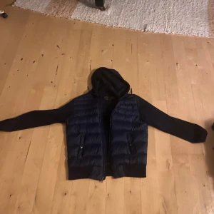 Rejält snygg Ralph lauren cardigan - Säljen en ruggigt snygg Ralph lauren cardigan till bra pris. Perfekt för antingen dig själv eller som en julklapp. Riktigt fräsch och perfekt för layering på outfiten. Priset är ej hugget i sten vid snabb affär😌vill ni se fler bilder va inte rädda att be om det