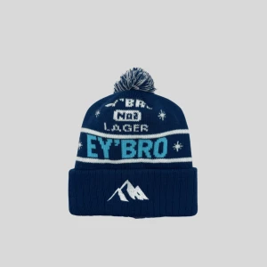 MTskiwear Mössa - Håll värmen med stil! Våra mössor är gjorda för afterski, fest och gemenskap – lika sköna i backen som i baren. 🎿 Tillverkade i mjukt, värmande material med en tidlös design som passar både vardag och äventyr. Ett måste för dig som gillar stil, komfort och goda vibbar. ❄️