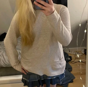 Beige tröja - Supersöt ribbad tröja med fickor på magen 🥰Perfekt nu på vintern när det är kallt ute. Cool och trendig😇 