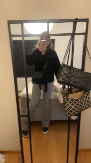 Gina tricot jeans - Gråa low bootcut jeans. Helt nya använd 1 gång. Storlek 32, för referens är jag 1,65-1,66. Perfekta nu till vintern :)