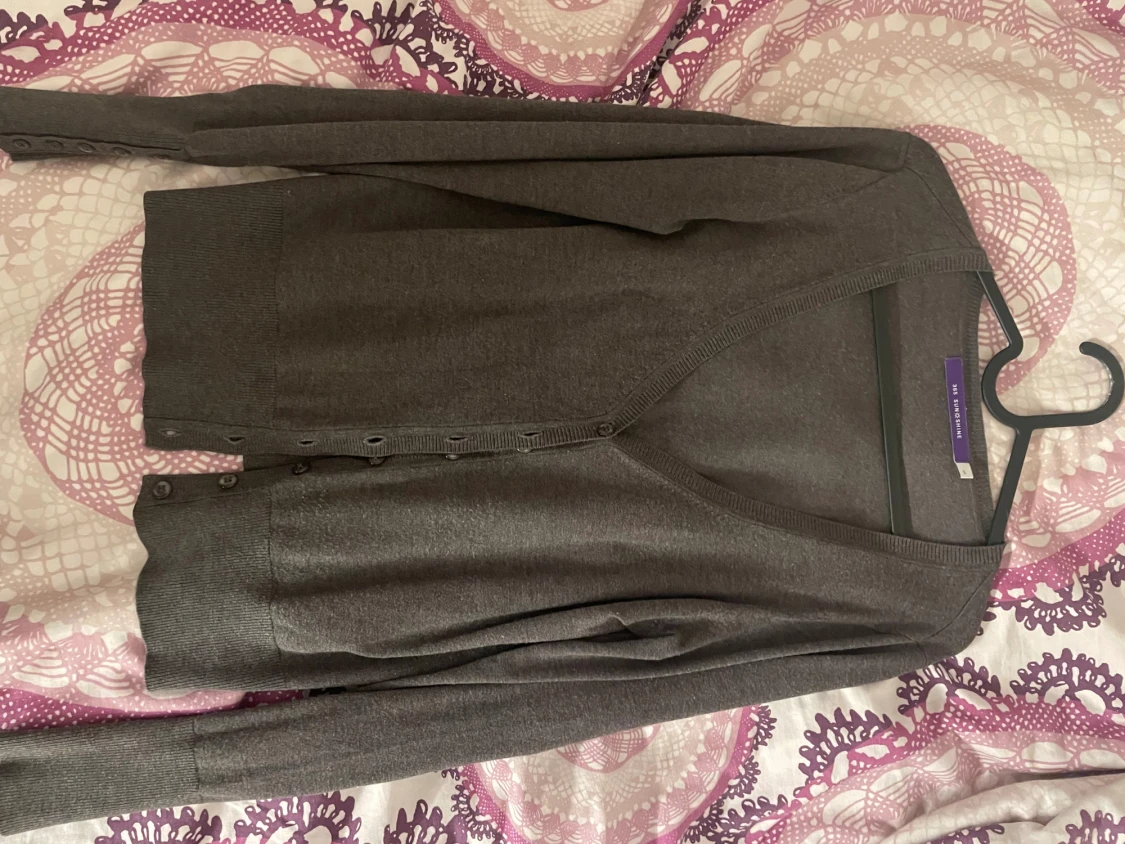 Grå-brun kofta med V-ringning