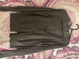 Grå-brun kofta med V-ringning - Säljer då den är för stor💞 använd gärna KÖP NU 