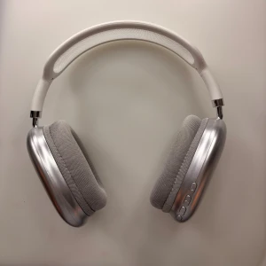 MS-B1 Wireless Headphones - Splitternya som säljs pga passar ej mottagaren och tiden för retur gått ut. Endast testad en gång, mycket bra ljud och den blöder absolut inte ut ljud ALLS. Laddaren aldrig öppnad. Fler bilder går att få och pris kan alltid diskuteras😊 Nypris 500
