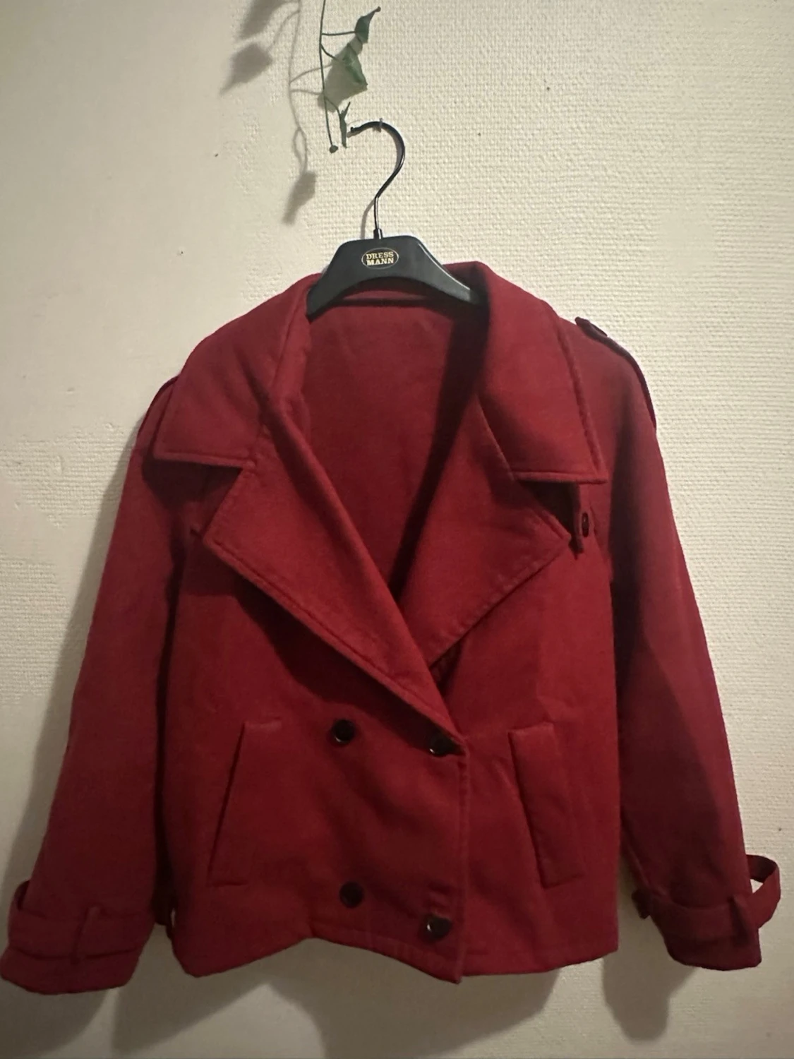 Vinröd rock med bälte och knappar