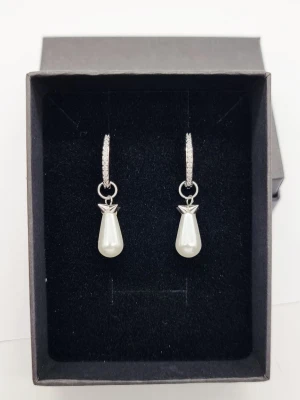 Handgjorda örhängen  - Material-rostfritt stål. Stilrena örhängen inspirerade av Maria Nilsdotter. ☝️Vid köp ingår två extra berlocker som kan bytas ut, då själva hänget är ömtåligt och känsligt för stötar.