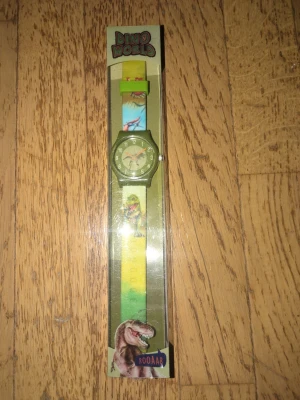 Dino World Klocka - Dino World klocka med dinosauriemotiv och färgglad rem.