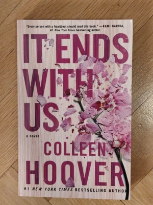 It Ends With Us - It Ends With Us av Colleen Hoover (på engelska)