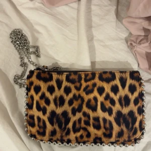 Leopardmönstrad axelväska med kedja - Leopard handväska från Zara